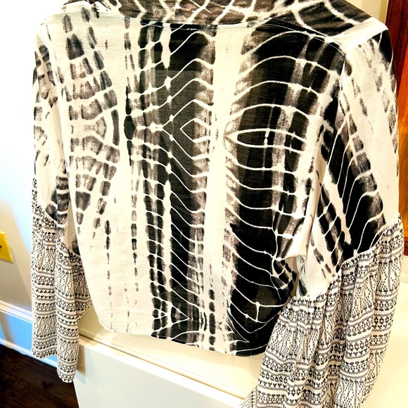 Cropped black and white tie-up top. Size S - Picture 5 of 5